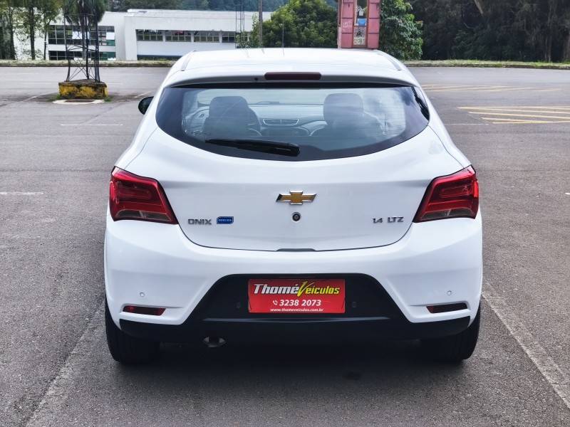 CHEVROLET - ONIX - 2018/2018 - Branca - R$ 63.900,00