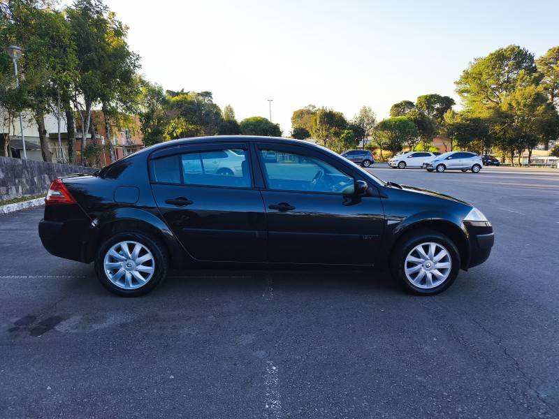 RENAULT - MÉGANE - 2010/2011 - Preta - R$ 31.900,00