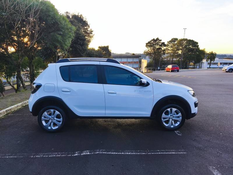 RENAULT - SANDERO - 2018/2018 - Branca - R$ 55.900,00