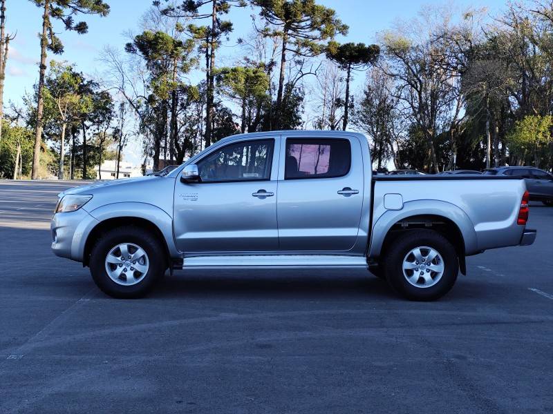 TOYOTA - HILUX - 2015/2015 - Prata - R$ 111.900,00