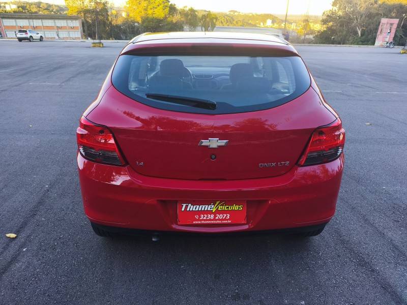 CHEVROLET - ONIX - 2014/2014 - Vermelha - R$ 51.900,00