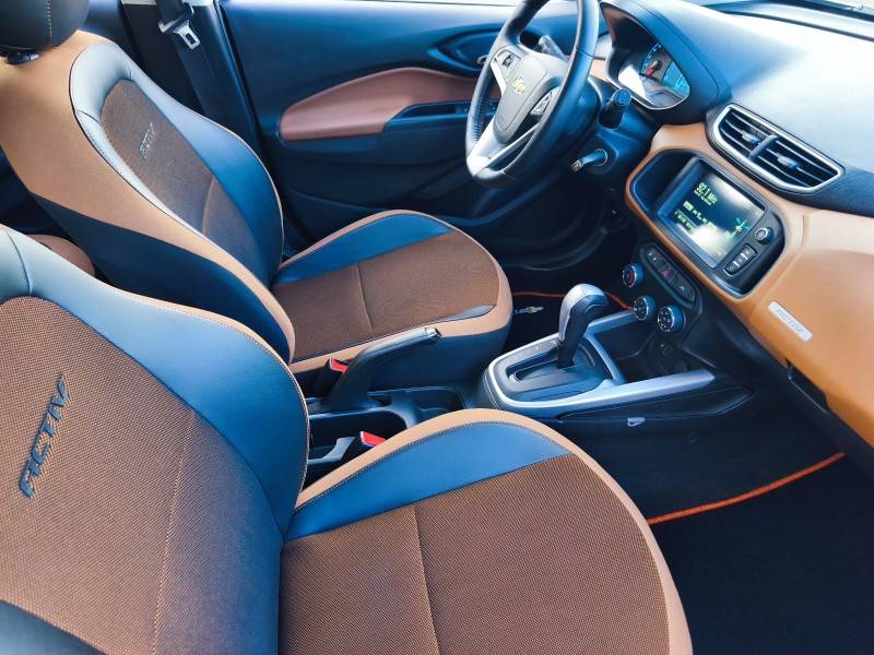 CHEVROLET - ONIX - 2017/2017 - Prata - R$ 66.900,00