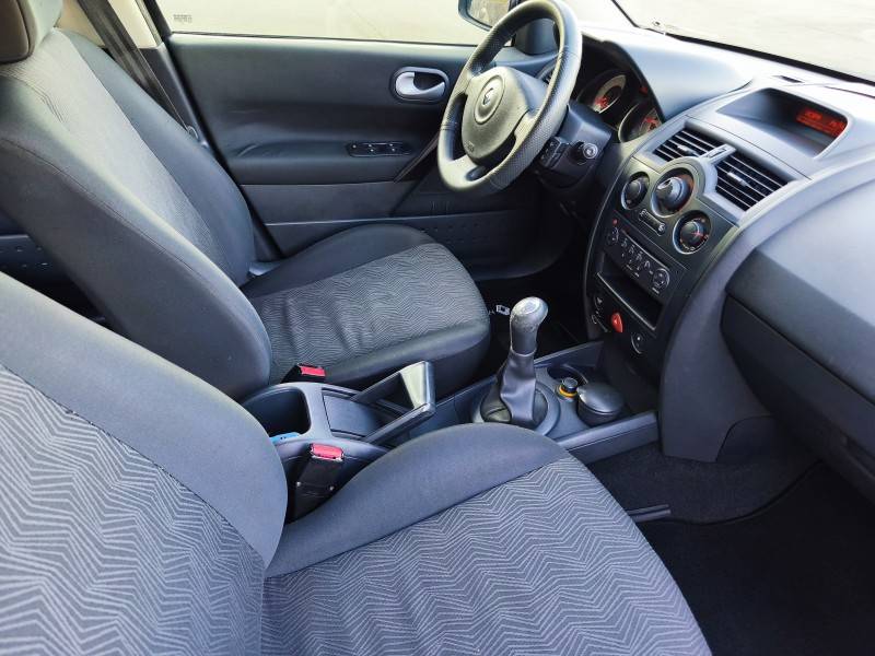 RENAULT - MÉGANE - 2010/2011 - Preta - R$ 31.900,00