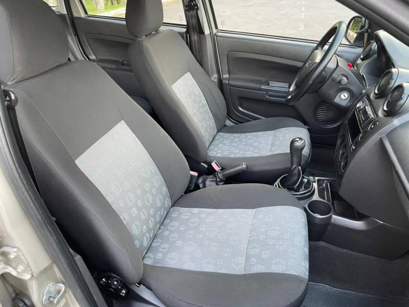 FORD - FIESTA - 2014/2014 - Dourada - R$ 31.900,00