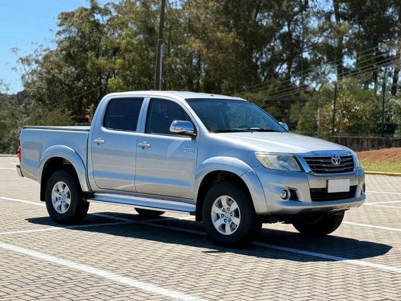 TOYOTA - HILUX - 2015/2015 - Prata - R$ 115.900,00