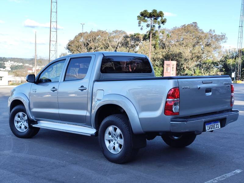 TOYOTA - HILUX - 2015/2015 - Prata - R$ 111.900,00