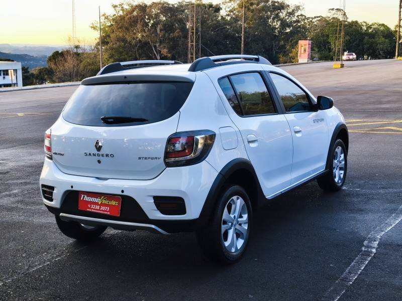 RENAULT - SANDERO - 2018/2018 - Branca - R$ 55.900,00