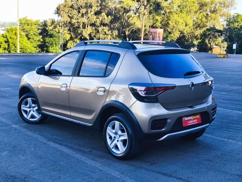 RENAULT - SANDERO - 2024/2024 - Dourada - R$ 79.900,00