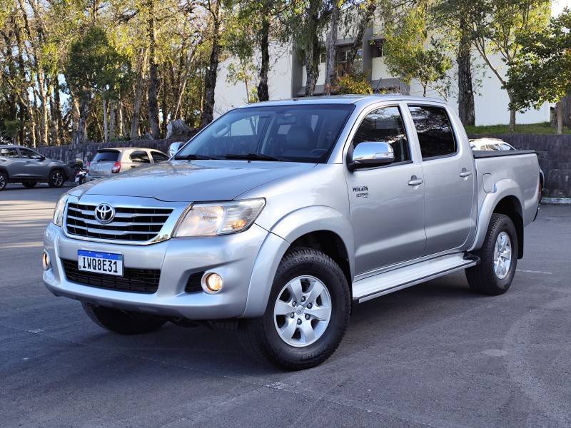 TOYOTA - HILUX - 2015/2015 - Prata - R$ 111.900,00