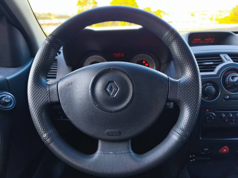 RENAULT - MÉGANE - 2010/2011 - Preta - R$ 31.900,00