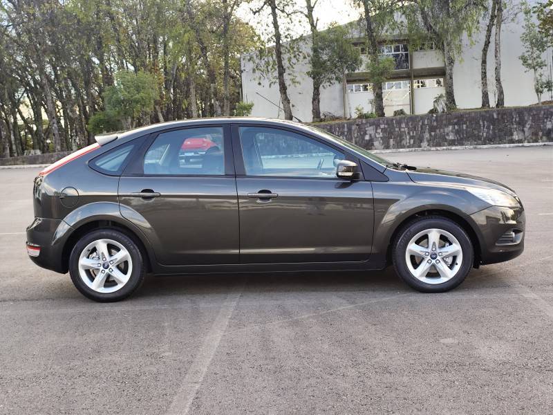 FORD - FOCUS - 2013/2013 - Cinza - R$ 41.900,00