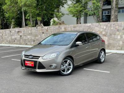 FORD - FOCUS - 2015/2015 - Dourada - R$ 49.900,00