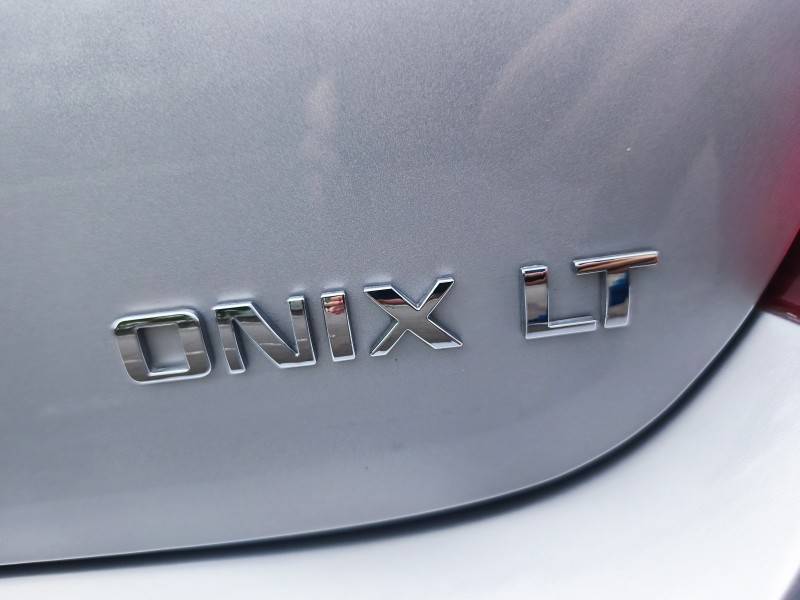 CHEVROLET - ONIX - 2015/2015 - Prata - R$ 48.900,00