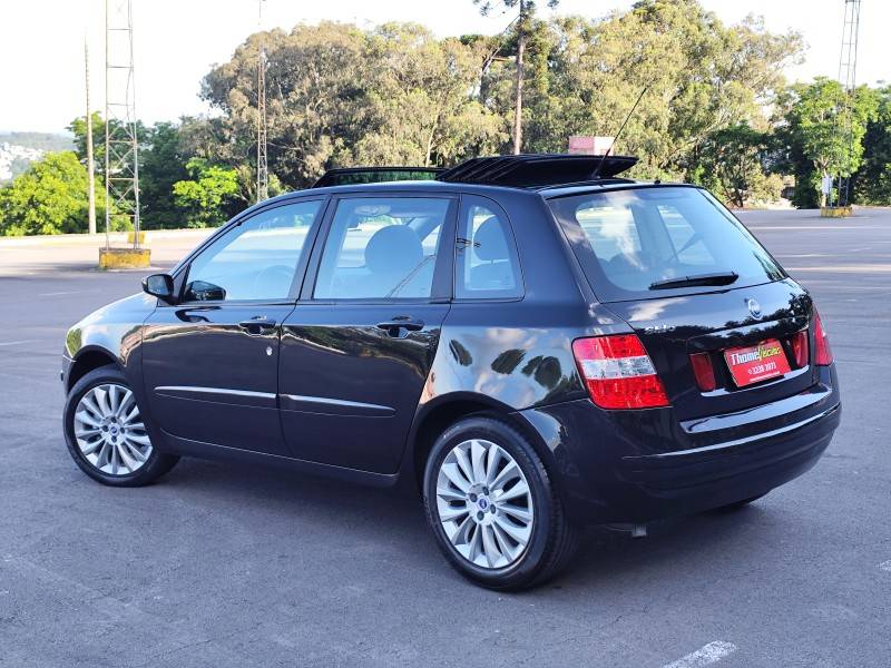 FIAT - STILO - 2005/2006 - Preta - R$ 28.900,00