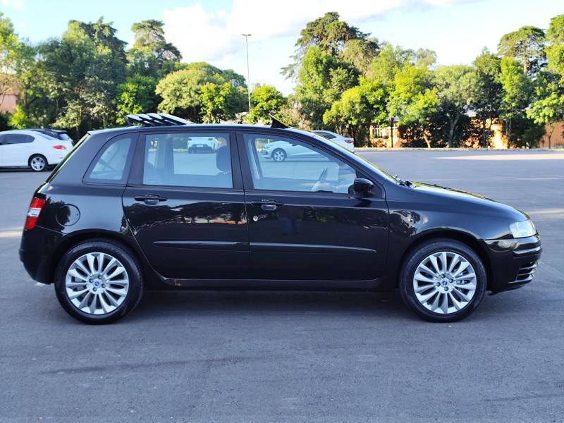 FIAT - STILO - 2005/2006 - Preta - R$ 28.900,00