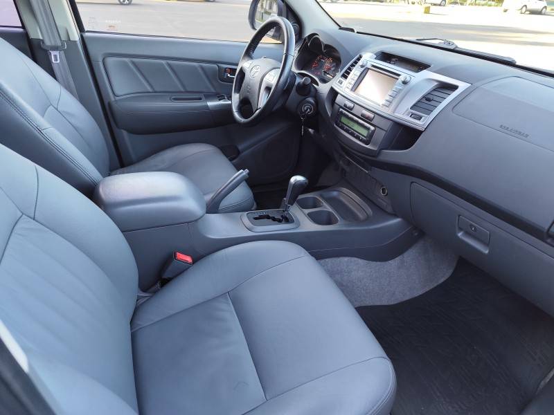 TOYOTA - HILUX - 2015/2015 - Prata - R$ 111.900,00