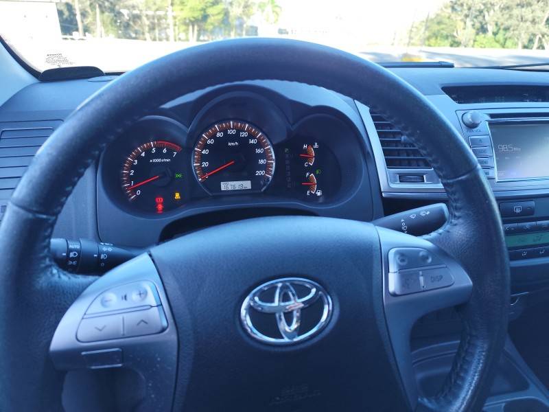 TOYOTA - HILUX - 2015/2015 - Prata - R$ 111.900,00