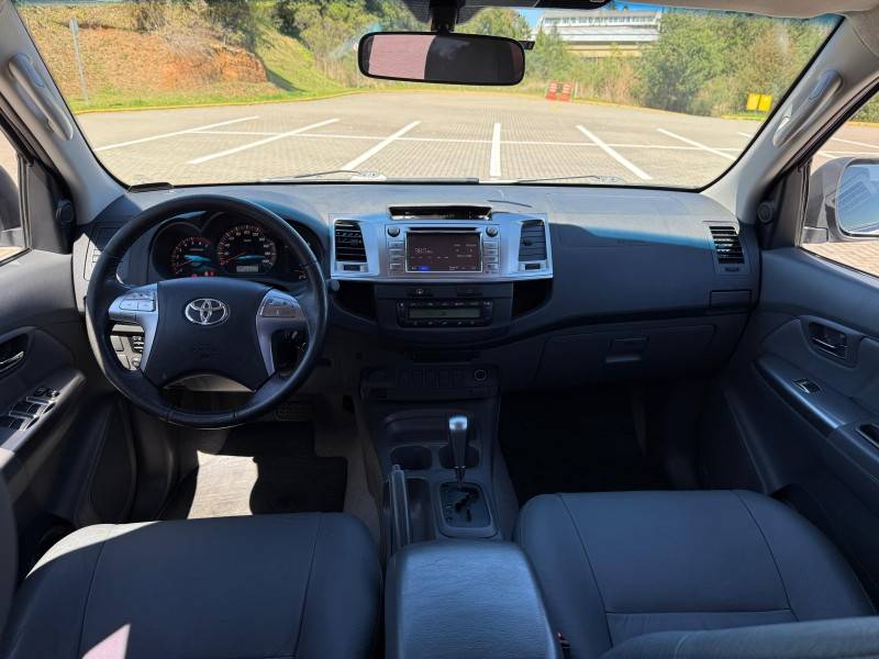 TOYOTA - HILUX - 2015/2015 - Prata - R$ 115.900,00