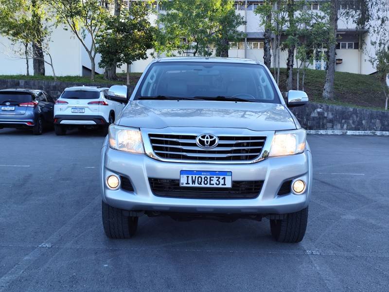 TOYOTA - HILUX - 2015/2015 - Prata - R$ 111.900,00