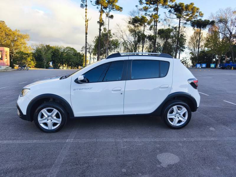 RENAULT - SANDERO - 2022/2022 - Branca - R$ 66.900,00