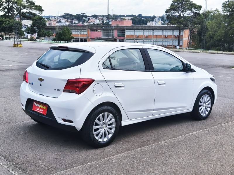 CHEVROLET - ONIX - 2018/2018 - Branca - R$ 63.900,00