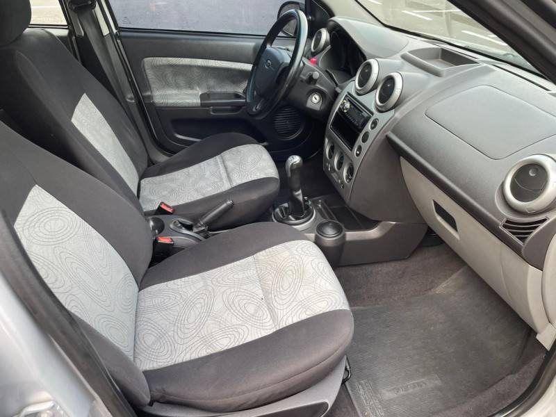 FORD - FIESTA - 2008/2009 - Prata - R$ 29.900,00