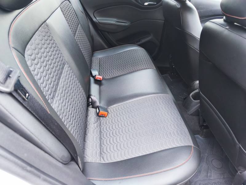 CHEVROLET - ONIX - 2018/2018 - Branca - R$ 63.900,00