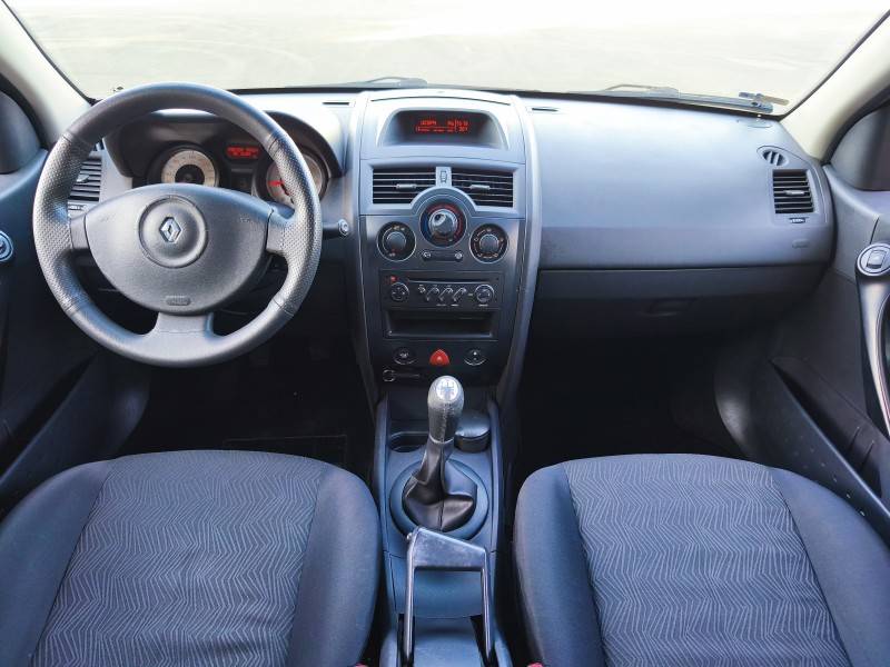 RENAULT - MÉGANE - 2010/2011 - Preta - R$ 31.900,00