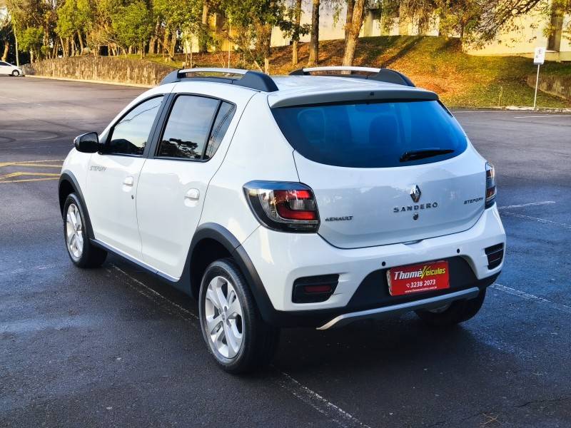 RENAULT - SANDERO - 2018/2018 - Branca - R$ 55.900,00
