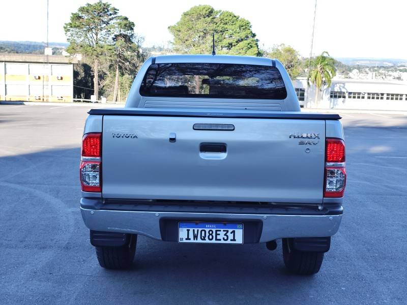 TOYOTA - HILUX - 2015/2015 - Prata - R$ 111.900,00