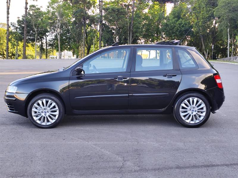 FIAT - STILO - 2005/2006 - Preta - R$ 28.900,00