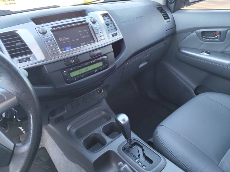 TOYOTA - HILUX - 2015/2015 - Prata - R$ 111.900,00