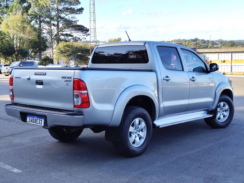 TOYOTA - HILUX - 2015/2015 - Prata - R$ 111.900,00