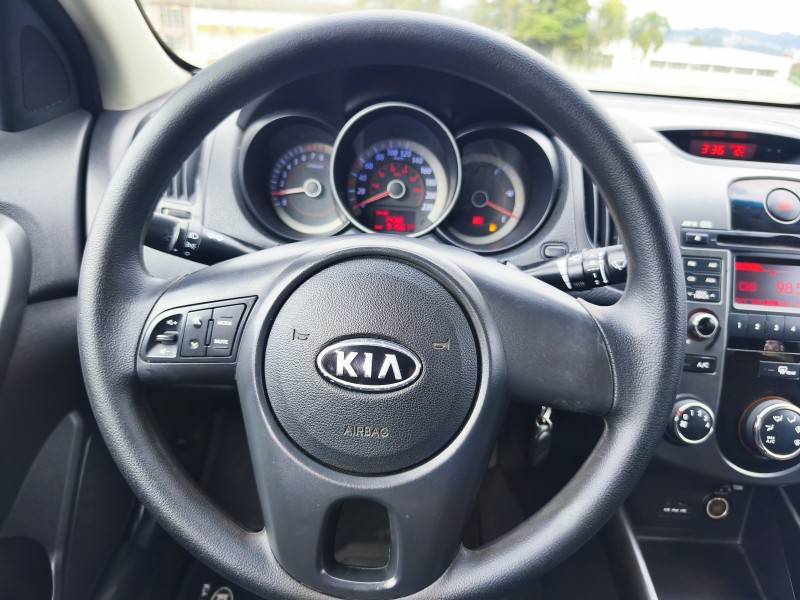 KIA MOTORS - CERATO - 2013/2013 - Branca - R$ 49.900,00