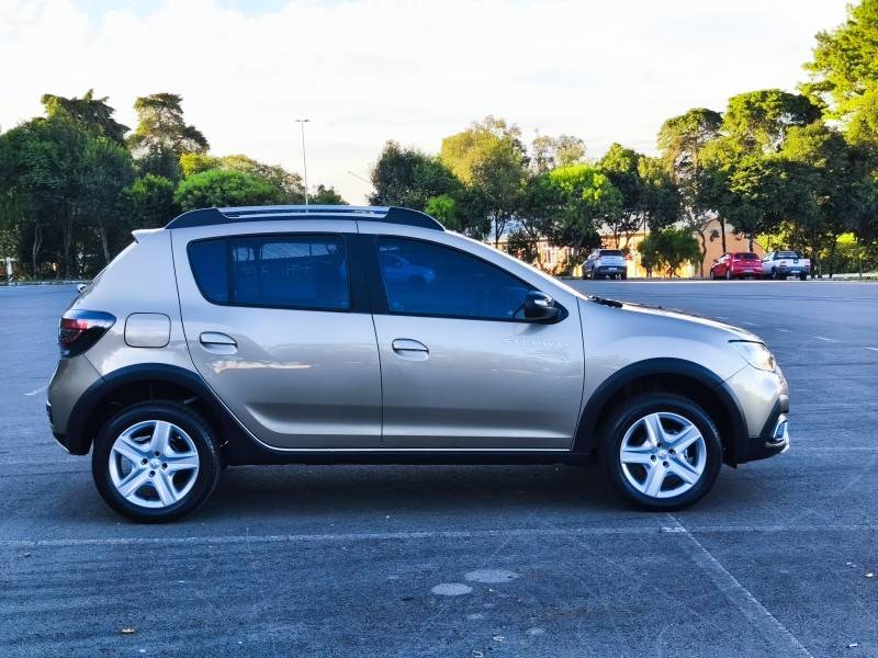 RENAULT - SANDERO - 2024/2024 - Dourada - R$ 79.900,00