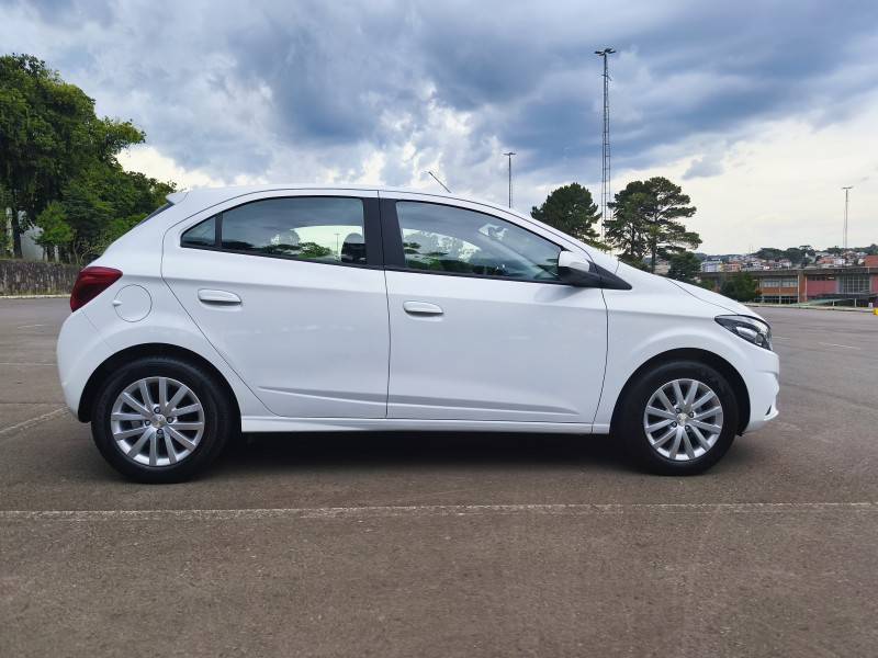 CHEVROLET - ONIX - 2018/2018 - Branca - R$ 63.900,00