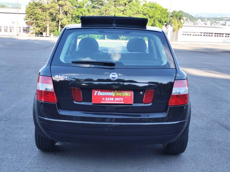 FIAT - STILO - 2005/2006 - Preta - R$ 28.900,00