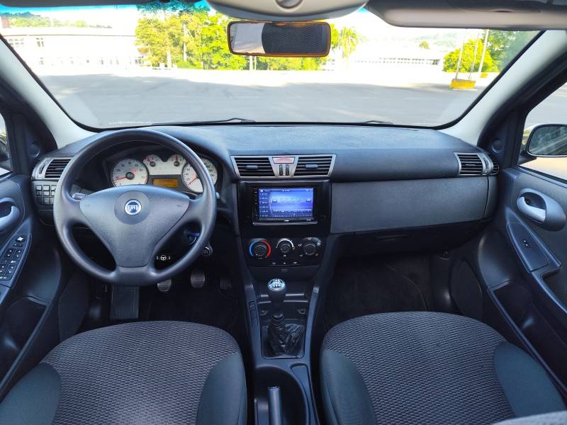 FIAT - STILO - 2005/2006 - Preta - R$ 28.900,00