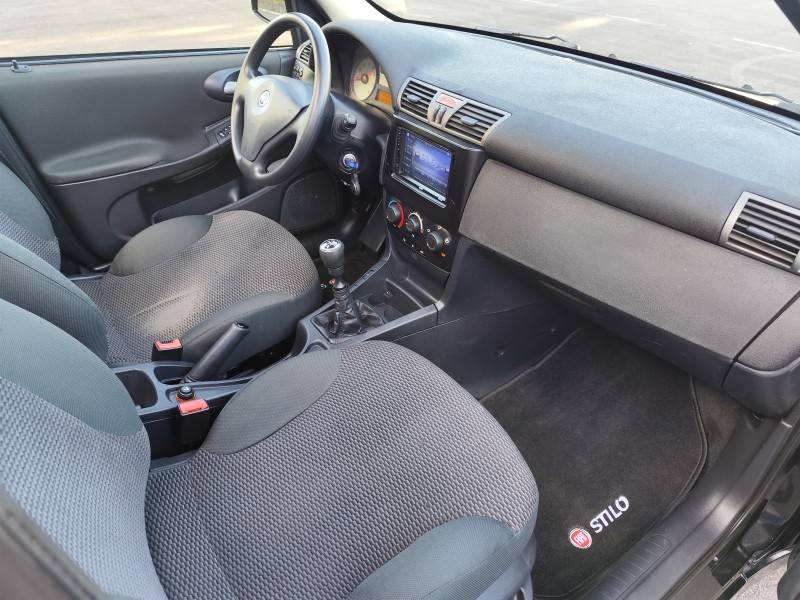 FIAT - STILO - 2005/2006 - Preta - R$ 28.900,00