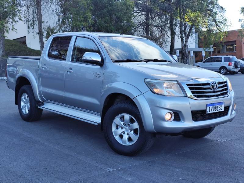 TOYOTA - HILUX - 2015/2015 - Prata - R$ 111.900,00