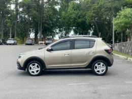 RENAULT - SANDERO - 2022/2022 - Dourada - R$ 66.900,00