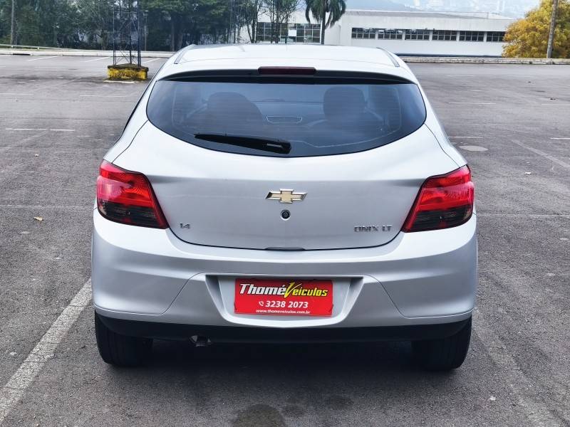 CHEVROLET - ONIX - 2015/2015 - Prata - R$ 48.900,00