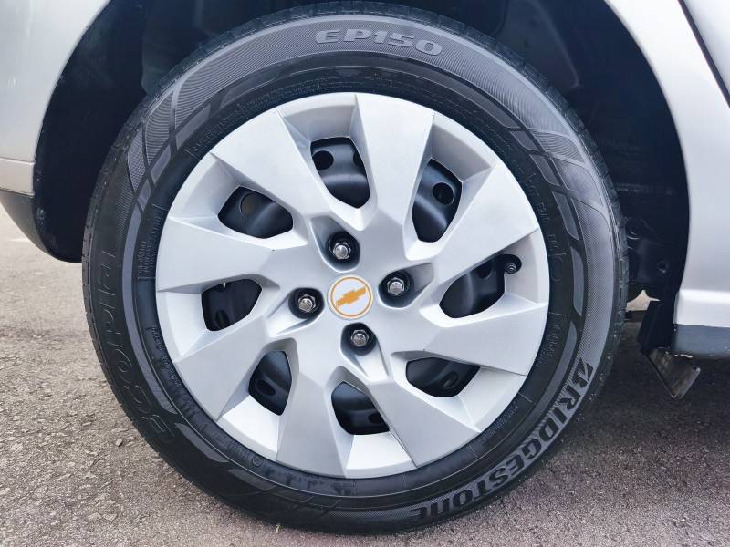 CHEVROLET - ONIX - 2015/2015 - Prata - R$ 48.900,00