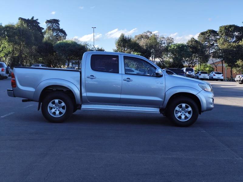 TOYOTA - HILUX - 2015/2015 - Prata - R$ 111.900,00