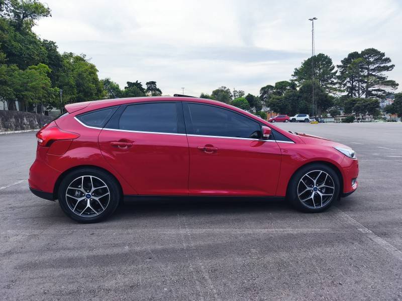 FORD - FOCUS - 2016/2016 - Vermelha - R$ 72.900,00