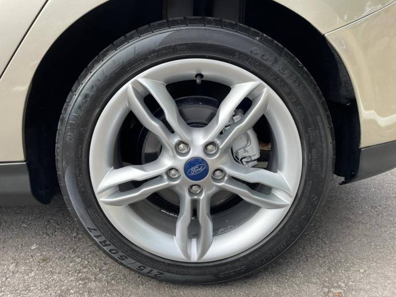 FORD - FOCUS - 2015/2015 - Dourada - R$ 49.900,00