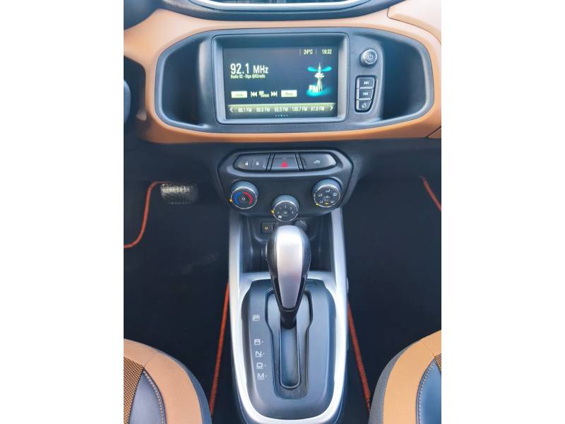CHEVROLET - ONIX - 2017/2017 - Prata - R$ 64.900,00